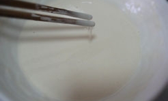 在酵母里加溫水、麵粉調成稀點的糊，蓋上保鮮膜30分鐘；