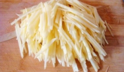 土豆洗凈去皮，切成細絲放到涼水裡泡片刻；
