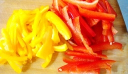 紅椒、黃椒、蔥洗凈切成細絲；