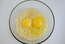 加入鹽、孜然粉、胡椒粉拌勻，把雞蛋攪拌均勻；