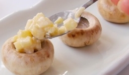 取一個口菇，把拌好的蘋果沙拉，鋪在放涼的口蘑上，用薄荷葉裝飾即可；