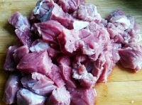 牛肉泡水30分鐘，洗凈血水，切成小塊；
