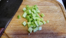 黃瓜去皮洗凈切小丁；
    