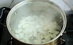 把鍋里的水燒開放進馬蹄氽燙會瀝干水分；