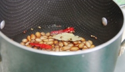 鍋中水加熱，放入花生，香葉，八角，桂皮，干辣椒，花椒，煮到花生粒軟為止；