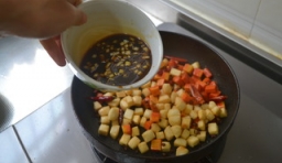 胡蘿蔔倒入鍋中進行翻炒后；加入年糕后倒入調好的汁；
