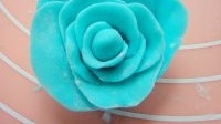 取花瓣小的錯位一層一層合成一朵小玫瑰，再粘在蛋糕頂部的中間；