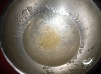  魚膠粉放入碗里加點開水融化；