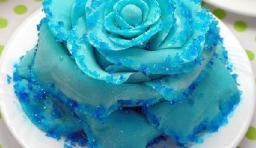 剩的白糖和少許藍色素拌勻，粘在藍妖的花瓣上即可；