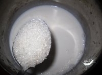 煮至白糖全部溶解，把玉米澱粉加進去繼續攪勻；