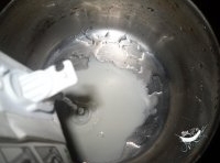 牛奶先倒進奶鍋里加點白糖、椰漿、煮開；