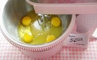 雞蛋、白糖放入打蛋桶里，打發至稠點的蛋糊；