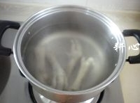 雞腳放入煮鍋中，一次性加入適量的清水，蓋鍋蓋，大火燒開后，熄火，揭蓋；