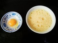 野雞蛋磕入碗里，取出蛋黃，其餘加2小勺清水打勻；