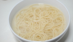 麵條成熟時候撈出，放進涼水中用筷子划散，再涼干水分；