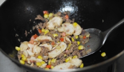 將黃油放入熱鍋中侍融化，將洋蔥和大蒜下油鍋，用小火炒至洋蔥變色；