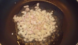 在鍋里加入油，將切好的洋蔥丁炒香；
