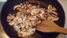 再把蘑菇和香菇放入鍋中炒；
