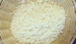 大米用水淘洗乾淨，涼干水分；