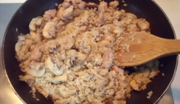 把切好的雞肉塊放入鍋中炒，直到雞肉變白，在倒入大米；
