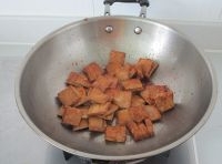 把豆乾回鍋煸炒均勻；