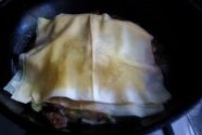 把腌魚的調料倒入鍋中燉魚，把豆皮覆蓋在魚上繼續燉制；