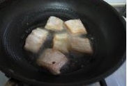鍋中油三成熱后將魚塊放入煎制；