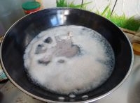熱鍋燒水，月牙骨加入水裡，再往鍋中加入料酒，大火煮勻；