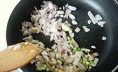 鍋中的油燒熱，把蔥、姜、爆香，再把洋蔥倒入鍋中翻炒；
