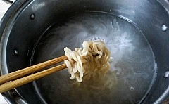鍋中的水燒開，麵條放入鍋中煮熟；