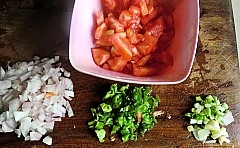 把番茄、洋蔥、青椒、洗凈切丁，蔥姜蒜切沫；

