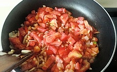 加入番茄炒一會；放入鹽、糖和一點的胡椒粉；
