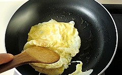雞蛋打均勻后加點鹽放入鍋中炒熟后，盛出；