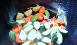 把切好的胡蘿蔔和黃瓜倒入鍋中翻炒片刻；
