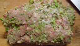 芹菜切碎，和肉混合在一起，再用刀剁碎，直到芹菜和肉完全融合；
