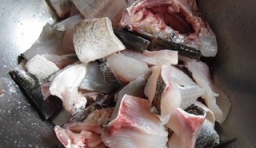 白鰱魚去掉鱗，內臟洗乾淨，用刀將魚切成薄片，成薄薄魚頭對開，魚骨斬成塊；
