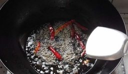 鍋里的油燒熱，放入花椒、辣椒爆香，撈出剁碎；
