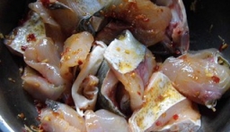 把切好魚片用姜、料酒、鹽和豆瓣醬拌勻后，腌一下；
