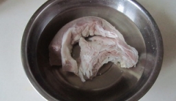 牛肉洗凈，泡在水裡3個半小時，把牛肉裡面的血泡出；

