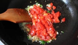 把切好的西紅柿和番茄醬小火翻炒，炒到西紅柿變成汁為止；