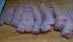 用刀將魚腹部的大刺清理掉，切成大片；
