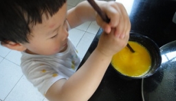 取一個乾淨的碗中，將鴨蛋打散在碗中，用筷子拌均勻；   