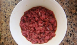 牛肉用水洗凈切丁，加入適量的醬油、料酒、鹽腌制10分鐘入味；