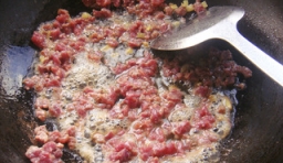 
鍋中油燒熱，放入姜和沫切好牛肉丁快速的翻炒幾下，直到牛肉變色；