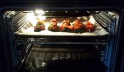 先把烤箱預熱，再放入串好的雞串；（放入之前烤箱溫度要達190度）；