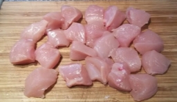 雞肉用清水洗凈，切成塊；

