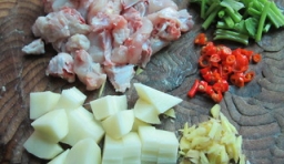 雞肉處理乾淨，切丁，土豆洗凈去皮，切丁，姜和辣椒切碎，芹菜切段；