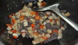  把炒的牛肉倒入鍋一起炒2分鐘后，出鍋即可。
