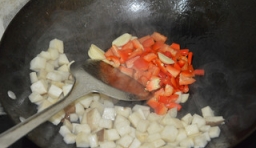 再將切好辣椒倒入鍋中，加少許的鹽一起炒；
