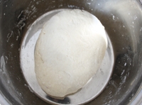 添點少許的涼水，用手把麵粉揉成比較光滑的麵糰，用保鮮膜蓋1個小時左右； 